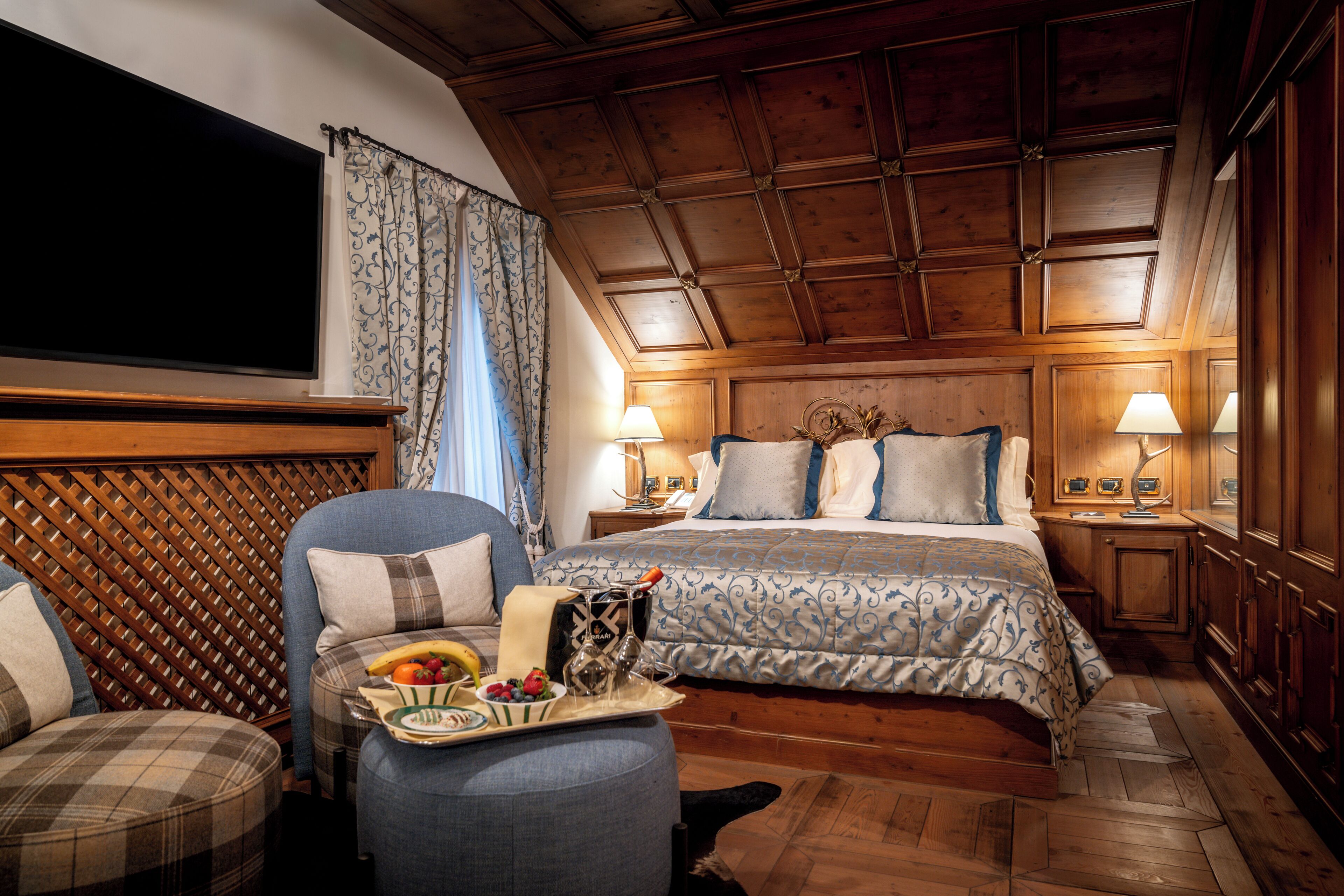 suite with jacuzzi | 1 bedroom, in-room safe, free wifi, bed sheets