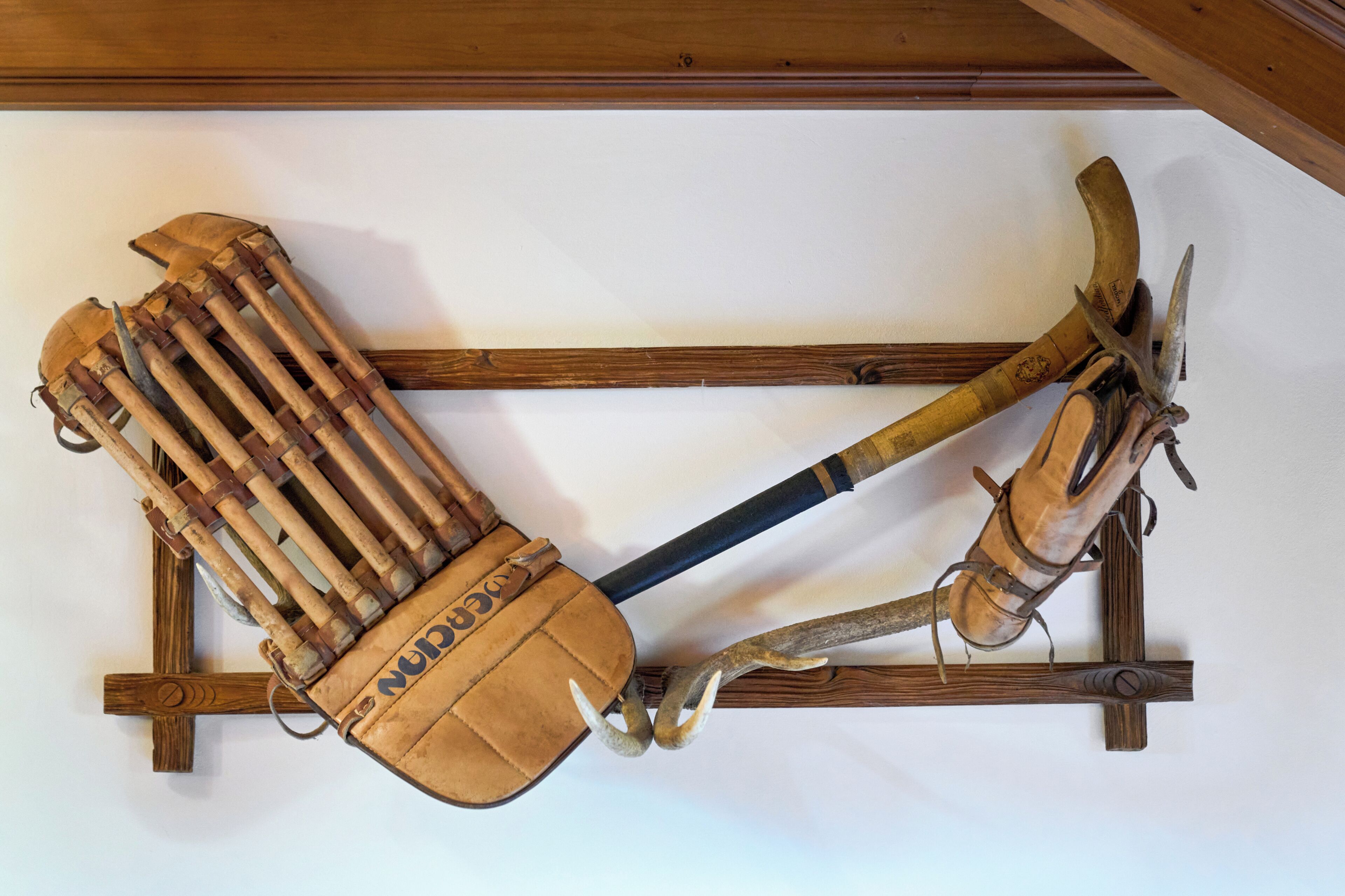 Eine Holzkonstruktion mit einer Lederhandtasche und Metallteilen.