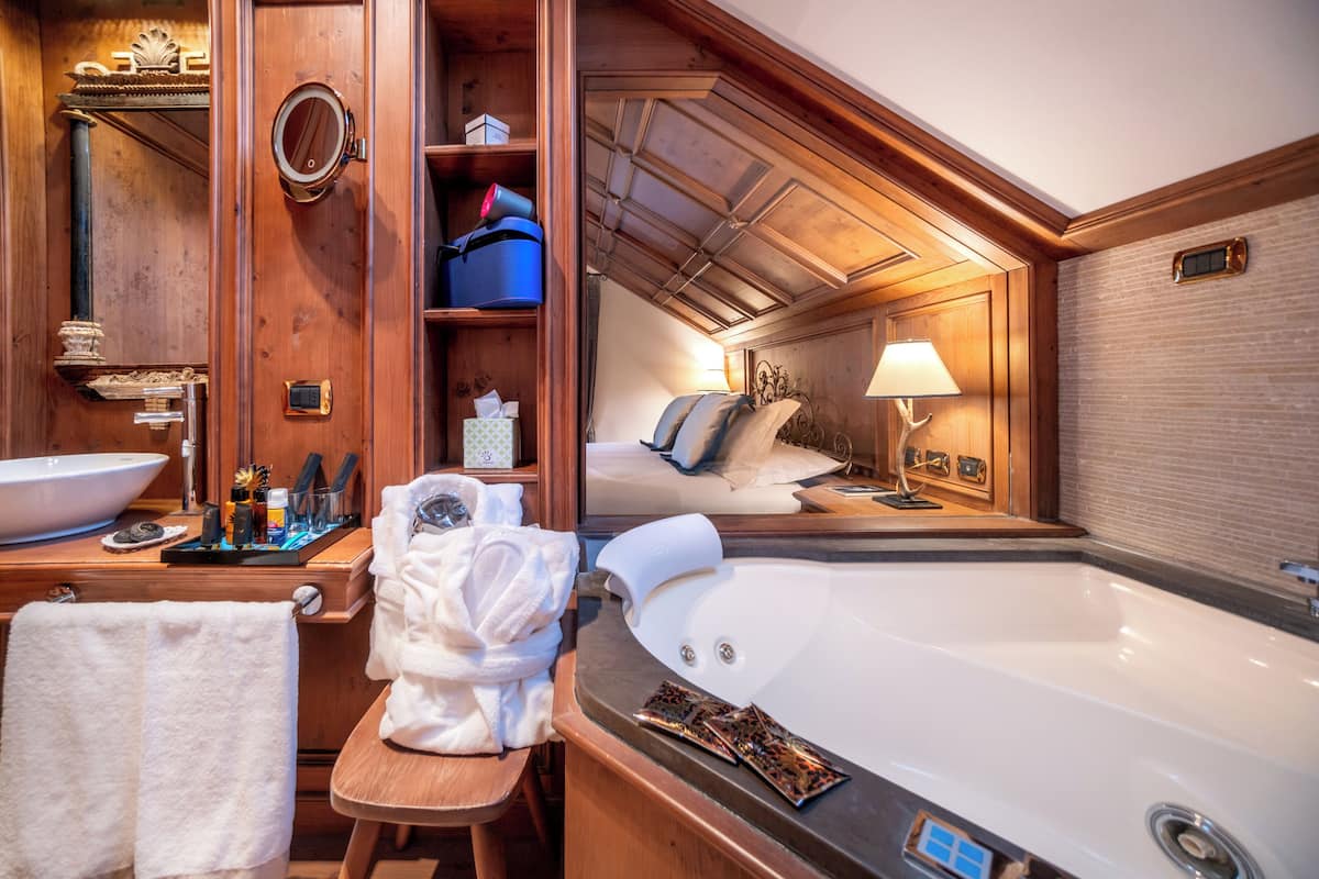 suite with jacuzzi | bathroom | free toiletries, hair dryer, slippers, bidet