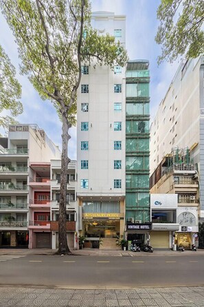 Vista frontal de la propiedad