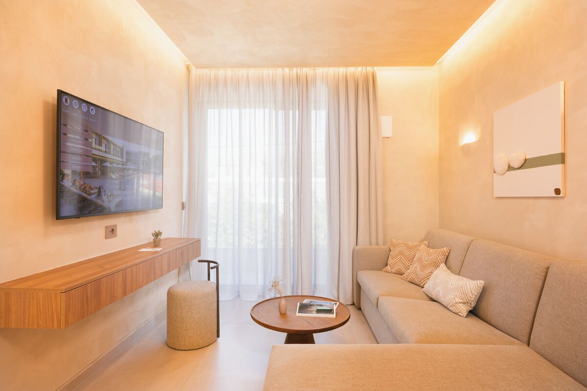 Junior Suite | Living area | 43-inch flat-screen TV with satellite channels, TV