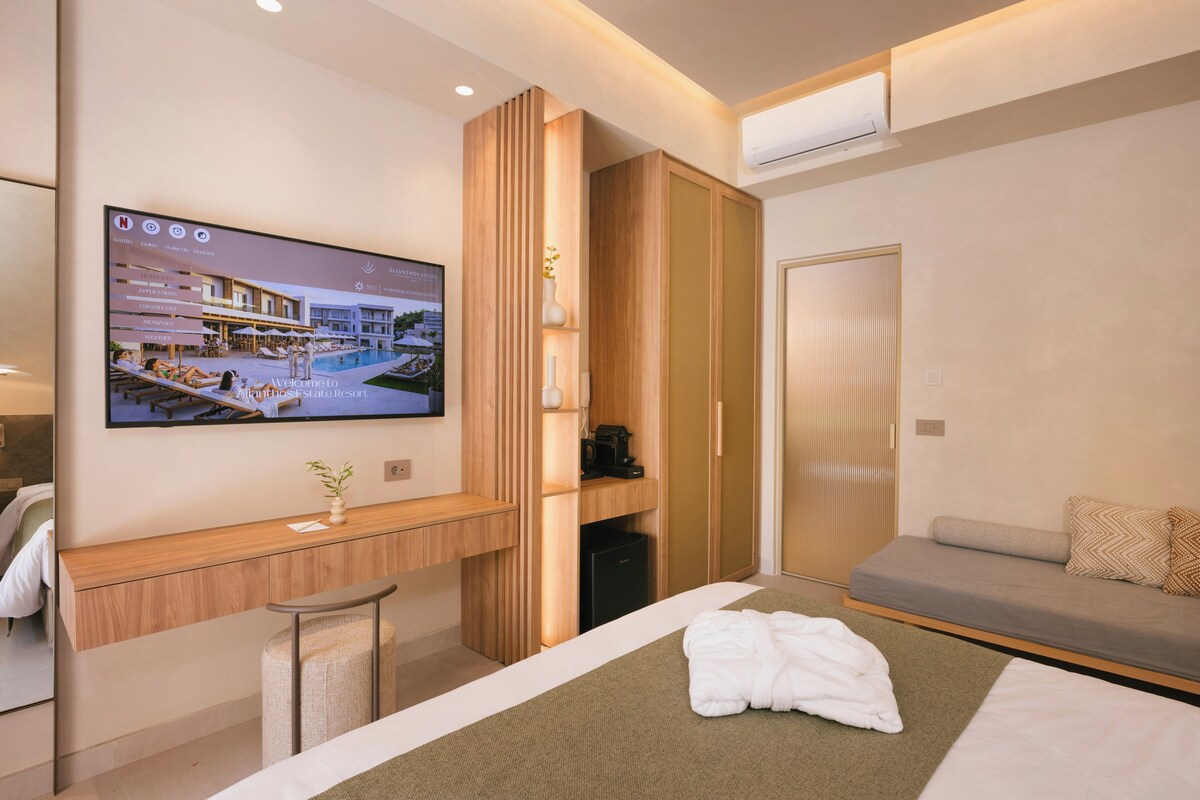 Classic Room | Premium bedding, pillow-top beds, in-room safe, desk