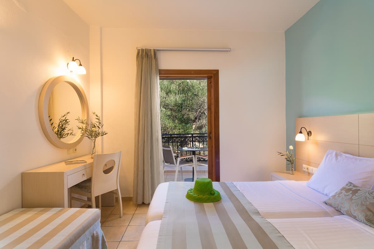 Tweepersoonskamer, uitzicht op tuin | 1 slaapkamer, Italiaanse Frette-lakens, luxe beddengoed