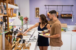 Un buffet proposant une variété de plats et d'accompagnements.