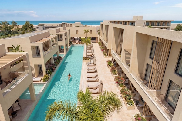 Executive Suite with Sea View | Ropa de cama de alta calidad y colchones con acolchado adicional