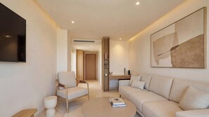 Executive Suite with Sea View | Área de sala de estar | Televisión de pantalla plana de 43 pulgadas con canales vía satélite 