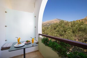 Kahden hengen huone, näköala puutarhaan | Parveke