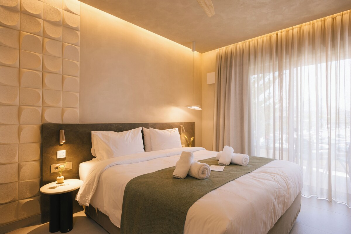 Premium bedding, pillow-top beds, in-room safe, desk