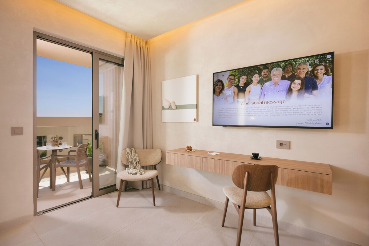 Deluxe Room with Pool View | Premium bedding, pillow-top beds, in-room safe, desk
