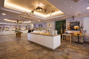 Petit déjeuner et dîner servis sur place