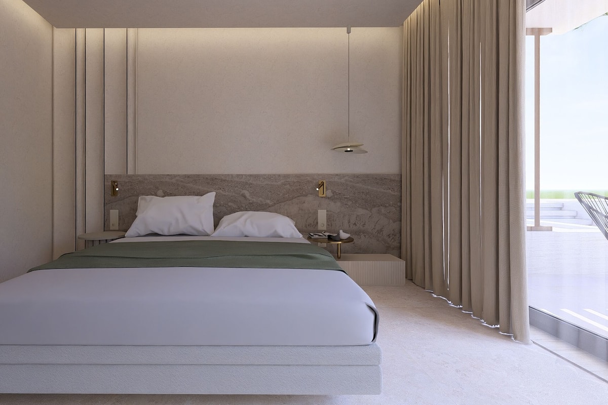 Deluxe Room with Side Sea View | Luxe beddengoed, pillowtop-bedden, een kluis op de kamer, een bureau