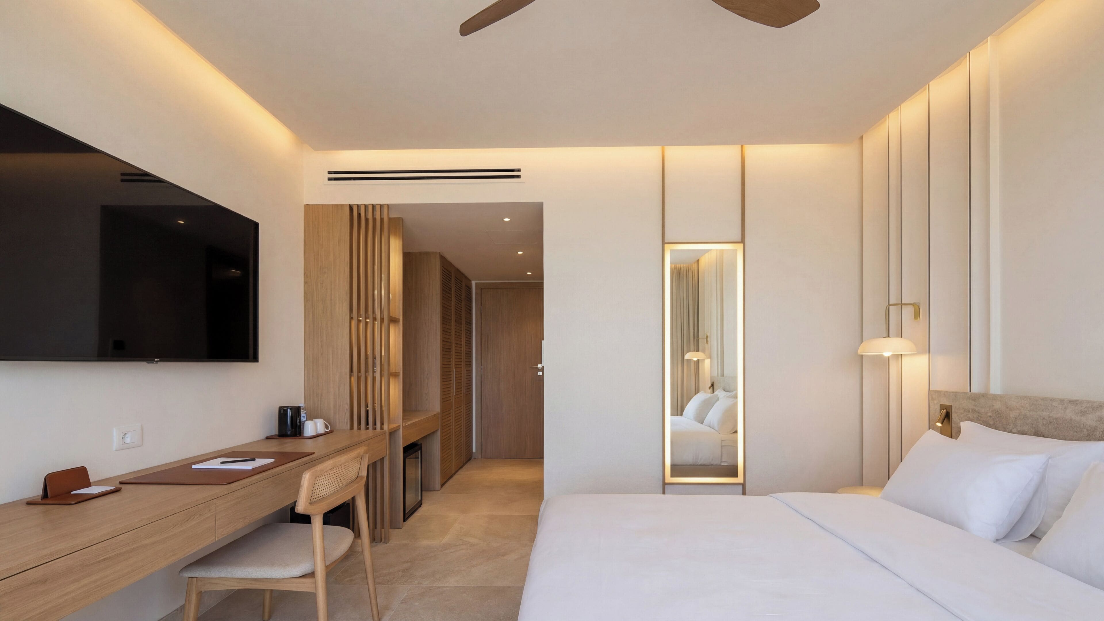 Deluxe Room with Side Sea View | Hochwertige Bettwaren, Pillowtop-Betten, Zimmersafe, Schreibtisch