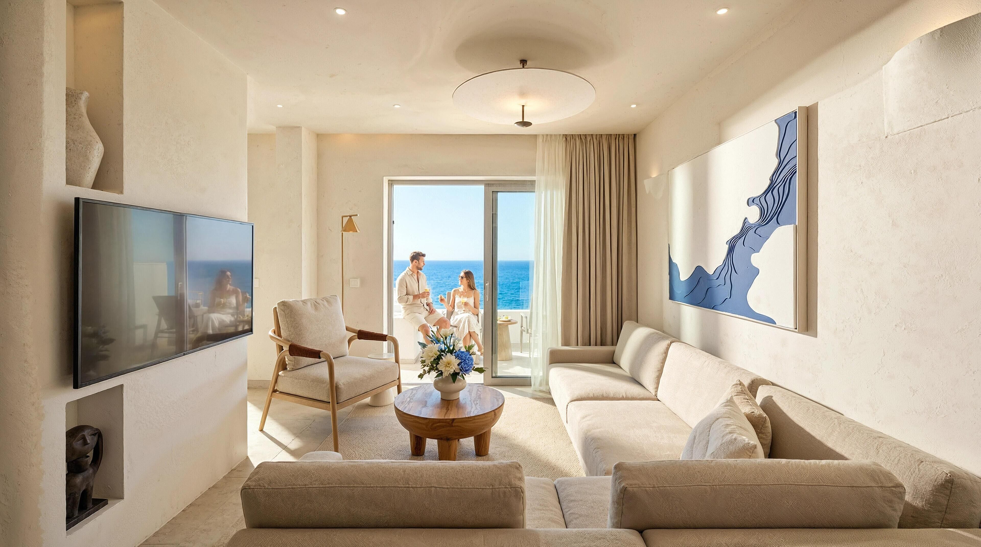 أغطية فراش متميزة وأسرّة بطبقة علوية مريحة وخزنة داخل الغرفة ومكتب