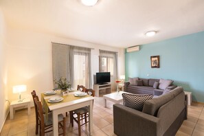 Huoneisto (Imperial) | Oleskelualue | 43–tuumainen taulutelevisio, jossa satelliittikanavat