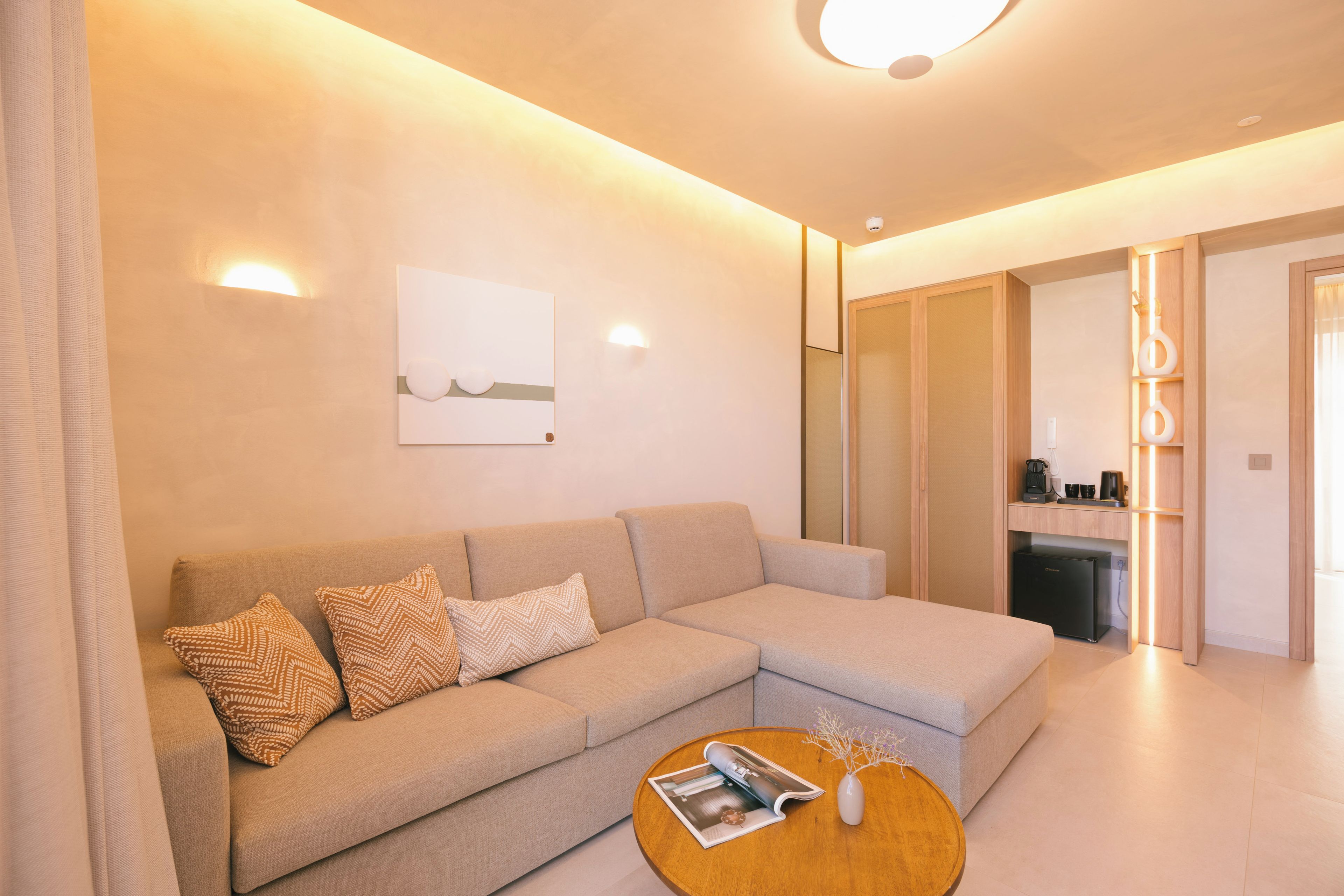 Una sala moderna con un sofá modular, una mesa de centro y una decoración de estilo minimalista.