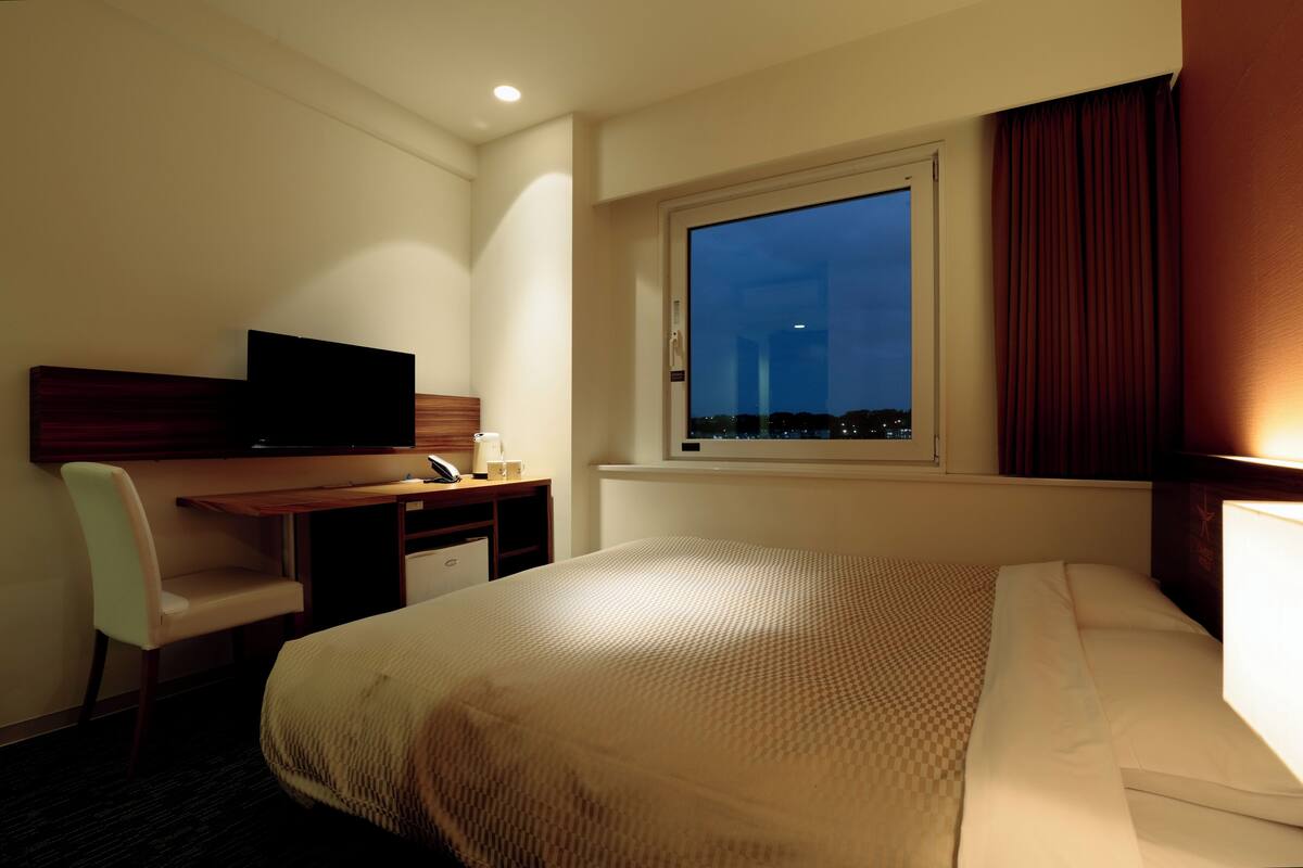 Premium bedding, soundproofing, free WiFi, bed sheets