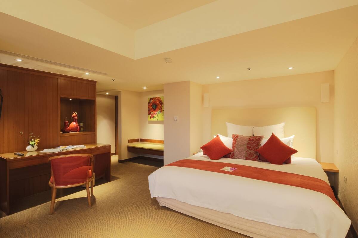 Deluxe Suite | Minibar, in-room safe, desk, iron/ironing board (on request)