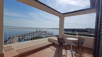 Dobbelt- eller tomannsrom – superior, terrasse, utsikt mot innsjø | Terrasse/patio