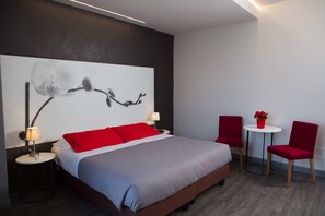 Standaard driepersoonskamer | Een kluis op de kamer, gratis wifi, beddengoed