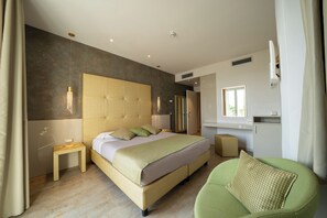 Suite, 1 slaapkamer, balkon, uitzicht op meer (1st floor - Gold) | Een kluis op de kamer, gratis wifi, beddengoed
