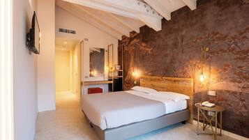 Premium Room | In-room safe, free WiFi, bed sheets