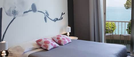 Dobbelt- eller tomannsrom, balkong, utsikt mot innsjø (front lake) | Safe på rommet, wi-fi (inkludert) og sengetøy