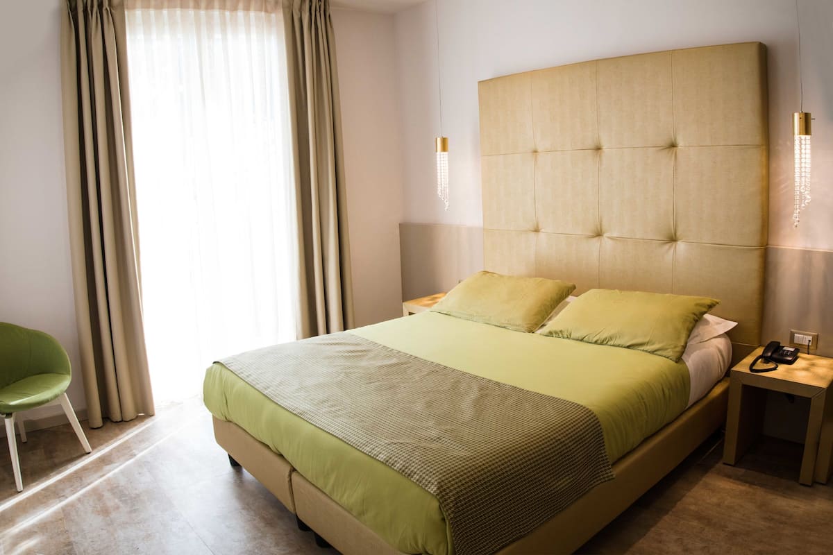 Suite, 1 chambre, balcon, vue lac (1st floor - Gold) | Coffres-forts dans les chambres, Wi-Fi gratuit, draps fournis