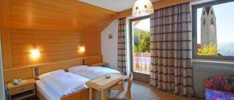 In-room safe, desk, iron/ironing board