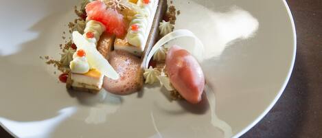 Un plato de postre con diferentes ingredientes y adornos.