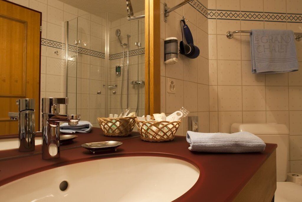 hypo-allergenic bedding, minibar, in-room safe, desk