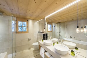 Shower, free toiletries, hair dryer, bathrobes - Hotel Le Grand Chalet Gstaad (Saanen)