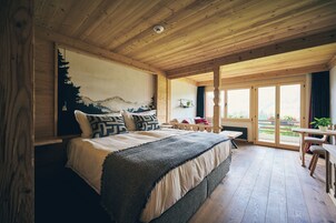 Roupas de cama antialérgicas, frigobar, cofres nos quartos, escrivaninha