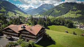 Aerial view - Hotel Le Grand Chalet Gstaad (Saanen)