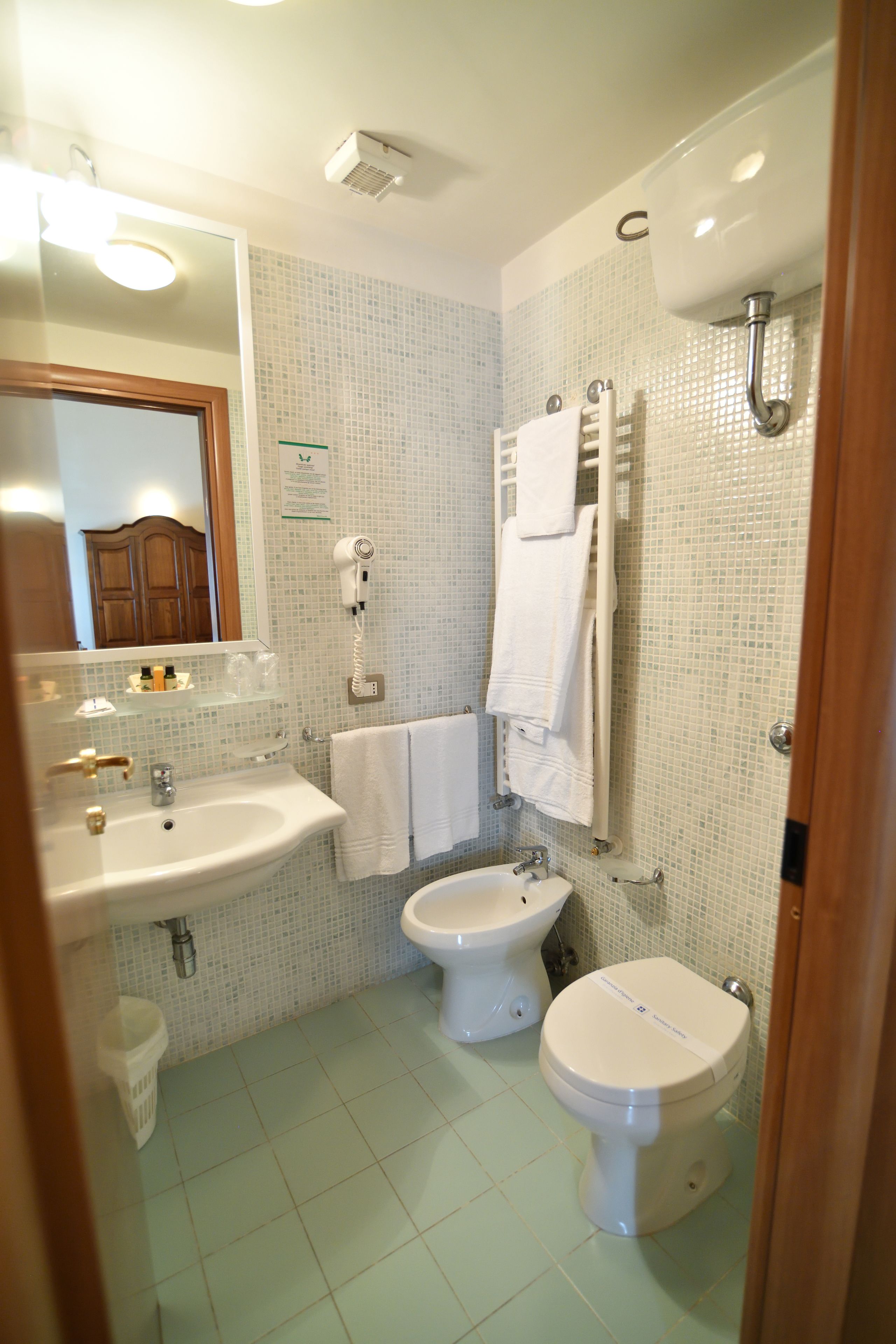 shower, rainfall showerhead, free toiletries, hair dryer