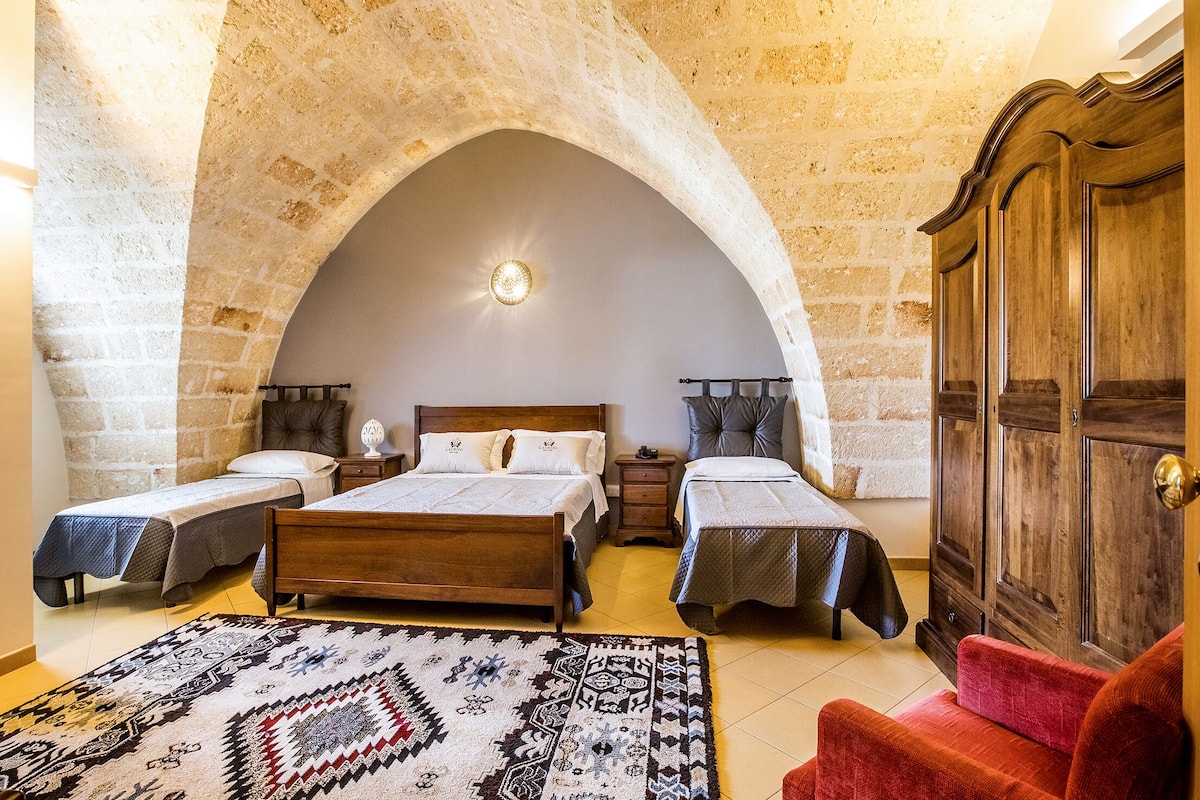 quadruple room | minibar, in-room safe, desk, rollaway beds