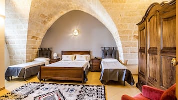 Chambre Quadruple | Minibar, coffres-forts dans les chambres, bureau