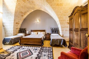 Minibar, caja de seguridad en la habitación y escritorio 