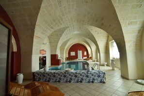 Salas de tratamiento para parejas, un sauna, una bañera de hidromasaje