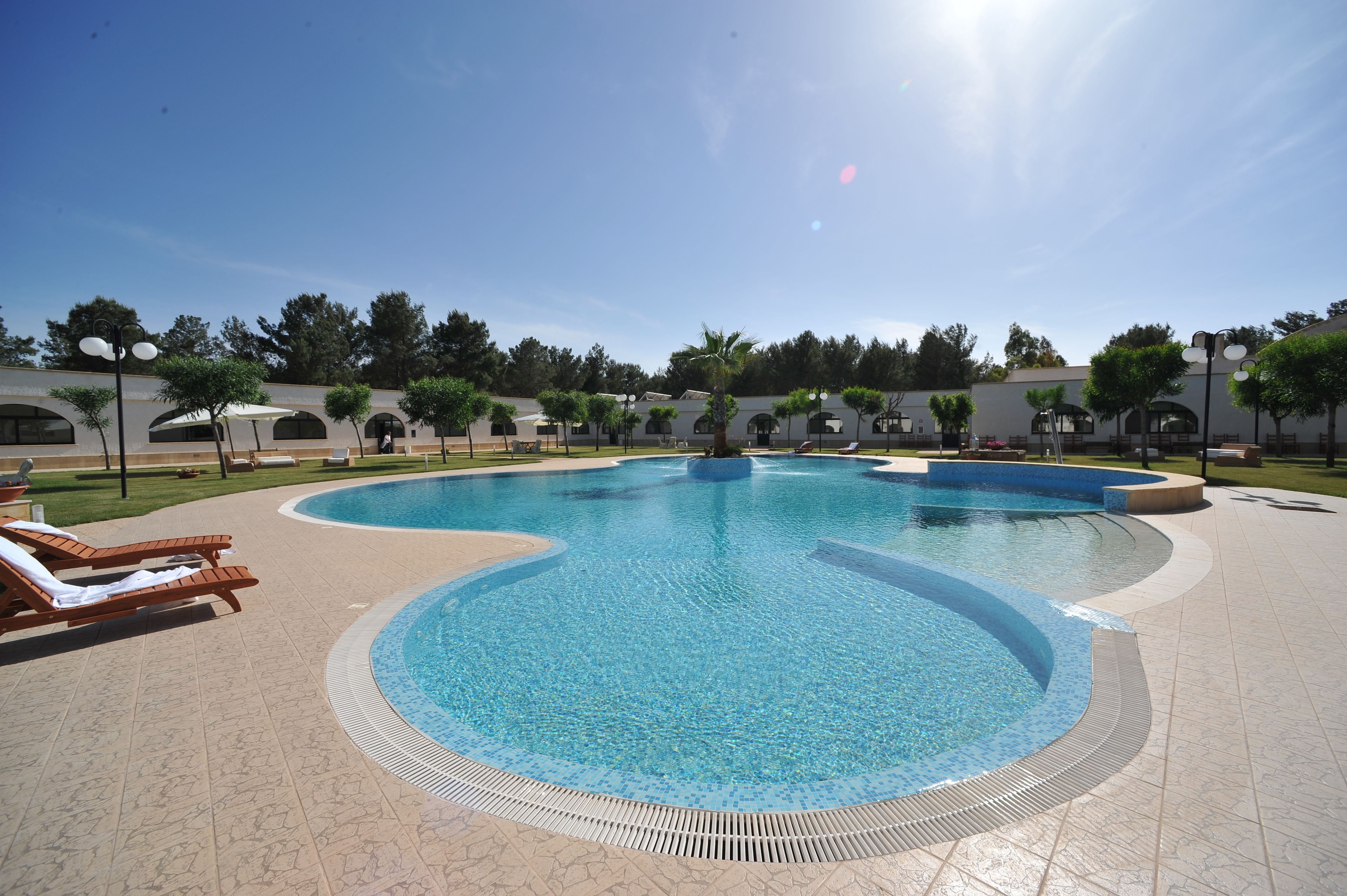 Piscine couverte, chaises longues