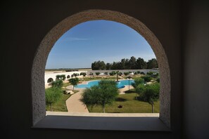 Una piscina techada, sillones reclinables de piscina