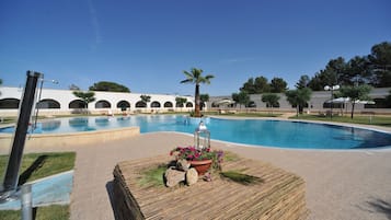 Indoor pool, sun loungers