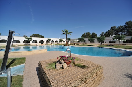 Indoor pool, sun loungers
