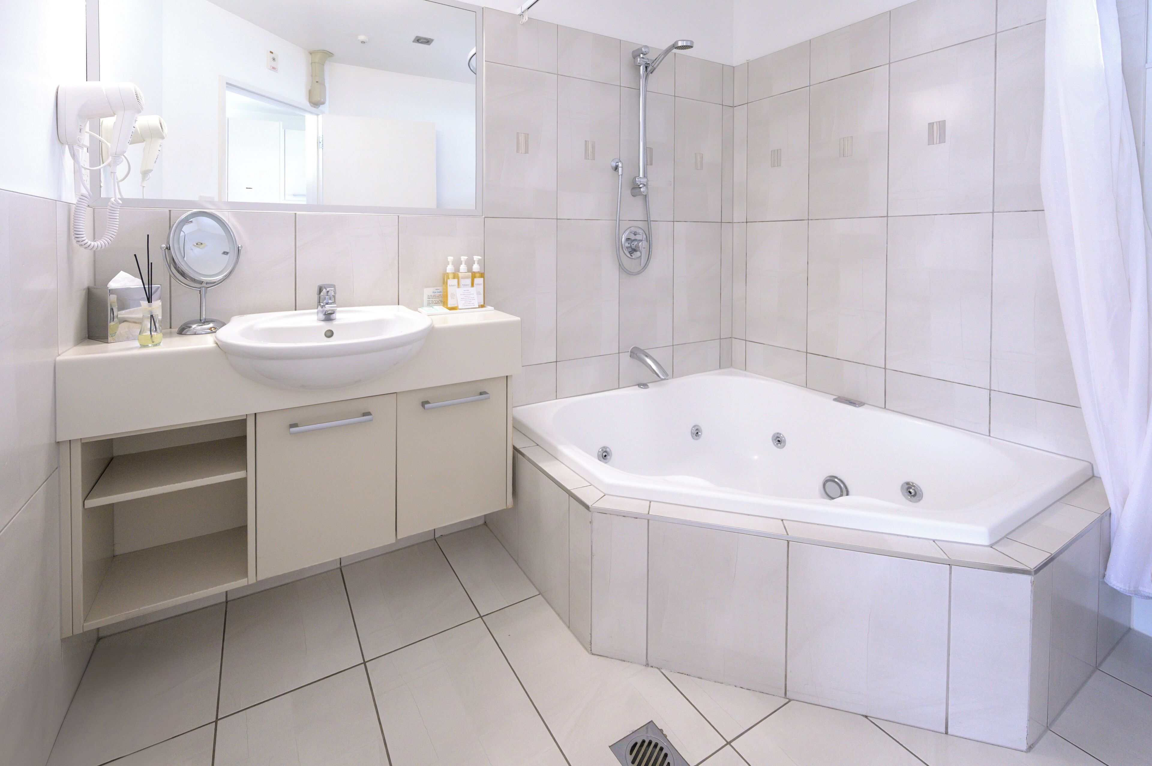 studio with spa | bathroom | free toiletries, hair dryer, towels