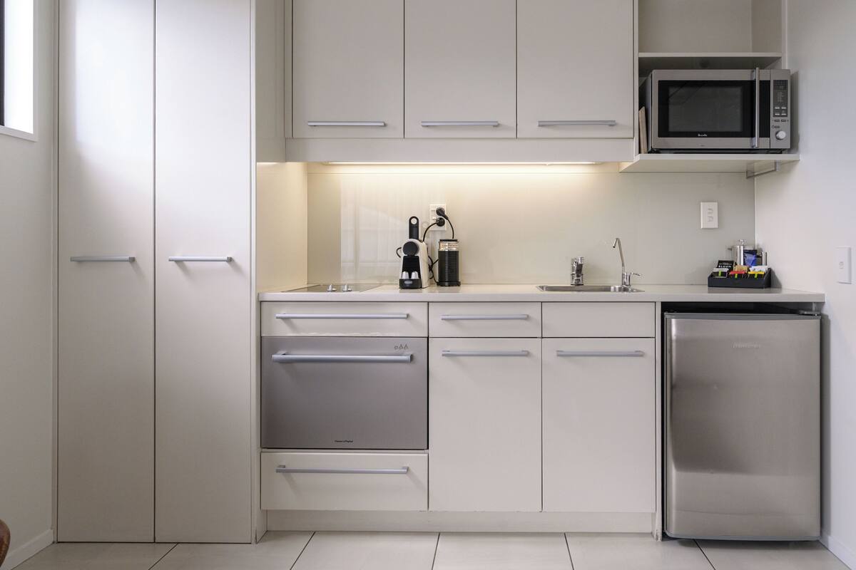 fridge, microwave, stovetop, dishwasher