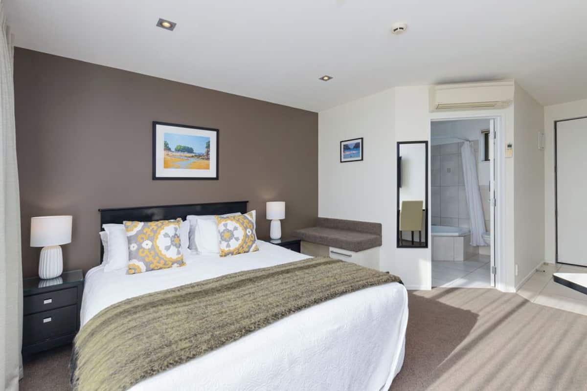 Studio with Spa | 1 bedroom, premium bedding, desk, laptop workspace