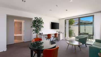 Suite, 2 habitaciones | Zona de estar | Una televisión de pantalla plana, Netflix, juguetes, libros