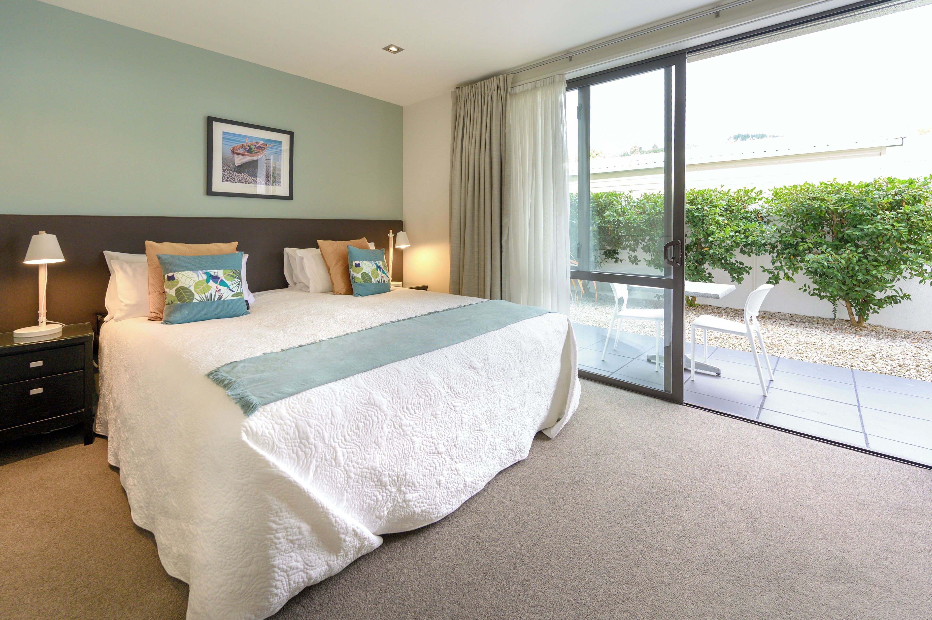 studio, disability access | living area | 55-inch flat-screen tv with digital channels, tv, netflix