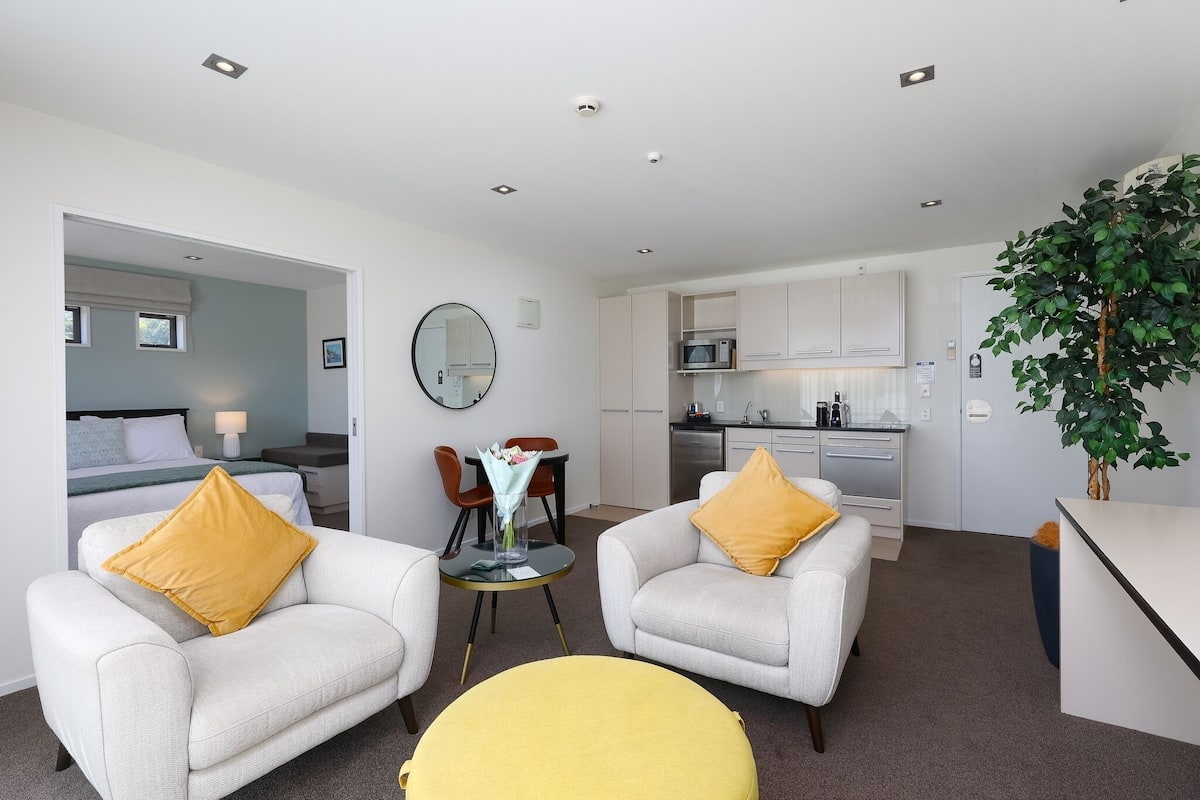 executive one bedroom | living area | 55-inch flat-screen tv with digital channels, tv, netflix