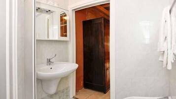 Quadruple Room, Connecting Rooms | Bathroom | Shower, rainfall showerhead, free toiletries, hair dryer