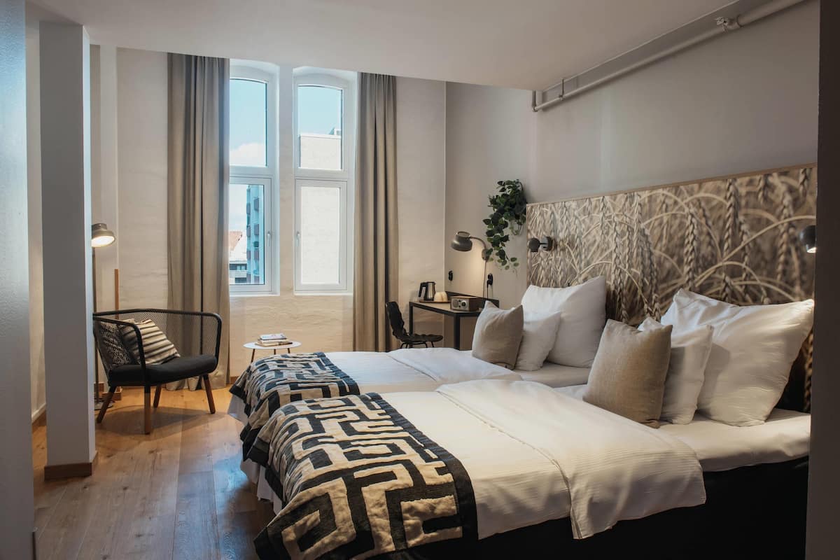 Escritorio, cortinas blackout y insonorización